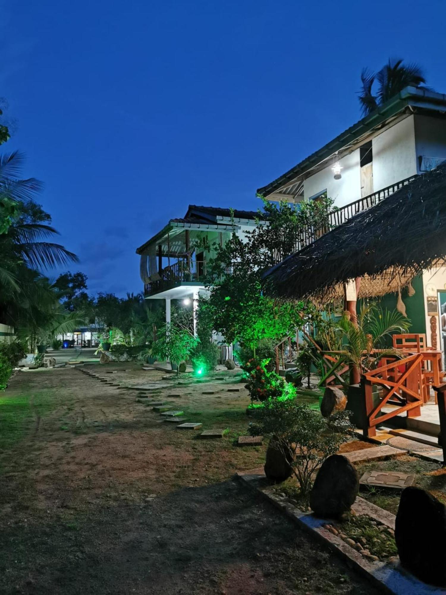 Blue Skies Guest House And Restaurant Тангалла Экстерьер фото