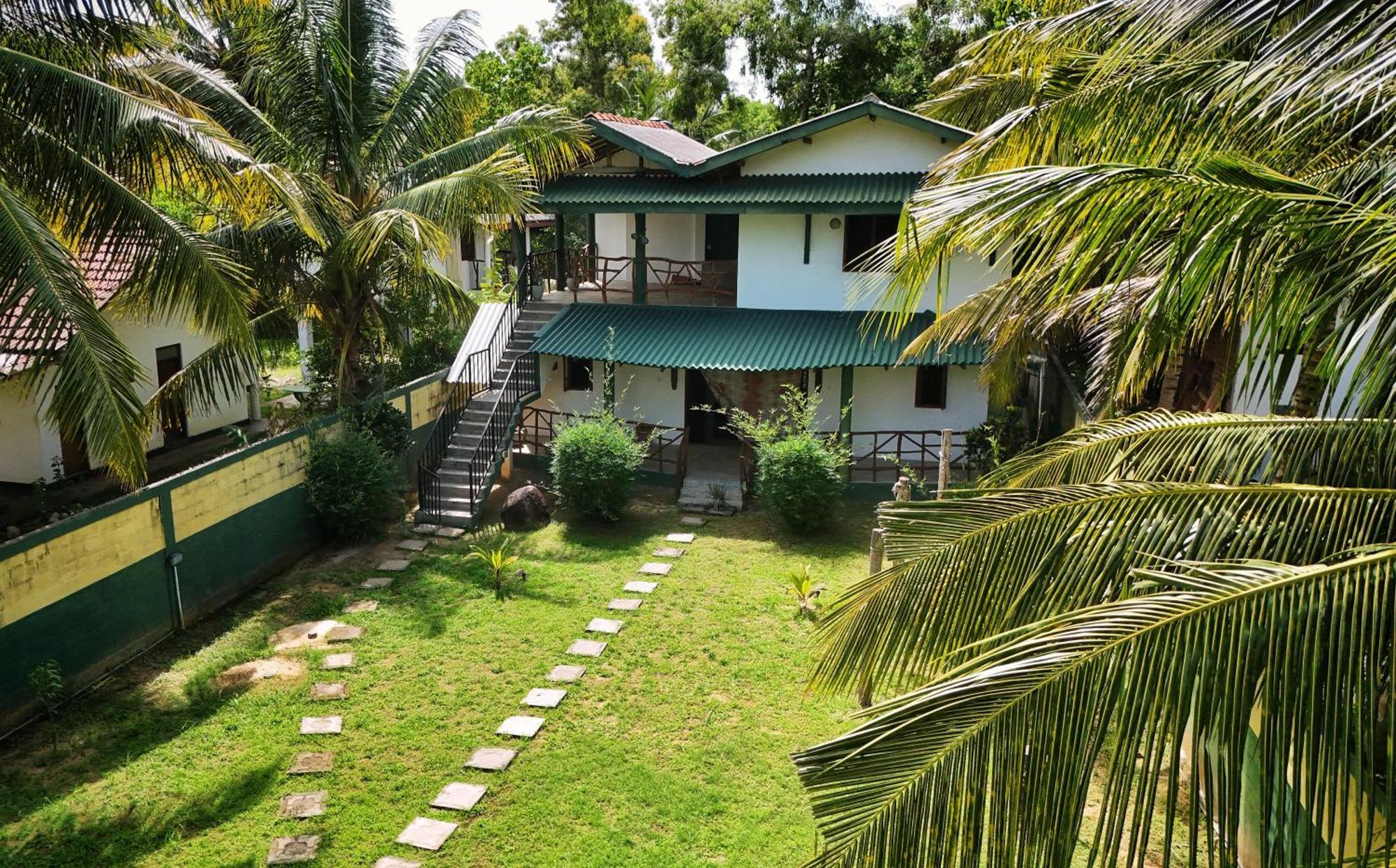 Blue Skies Guest House And Restaurant Тангалла Экстерьер фото