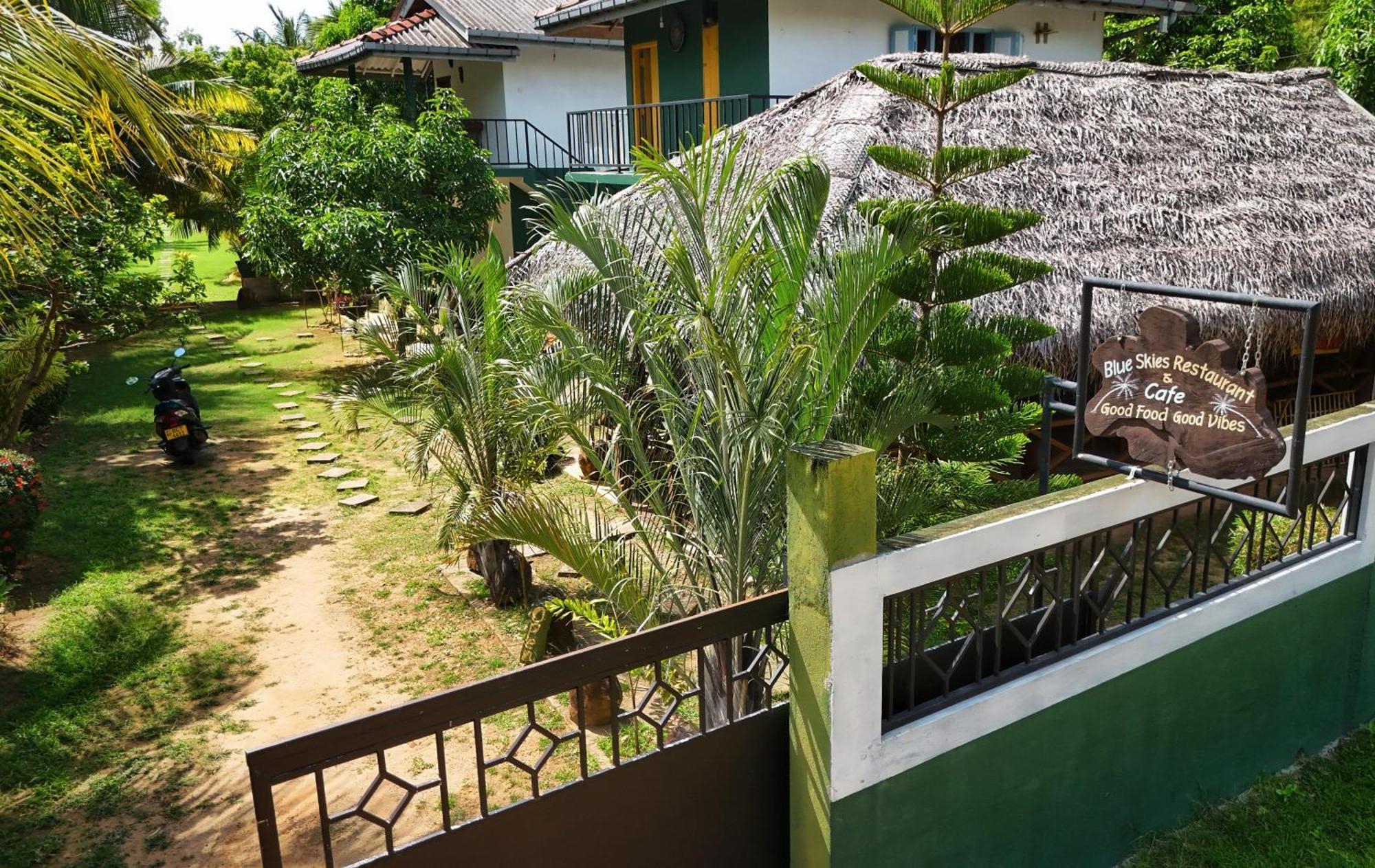 Blue Skies Guest House And Restaurant Тангалла Экстерьер фото